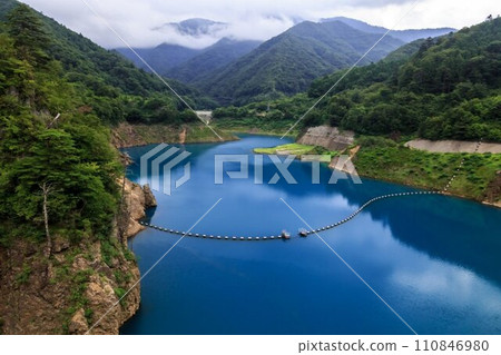 Emerald green lake 110846980