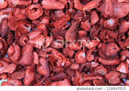 dried strawberries texture 110847015