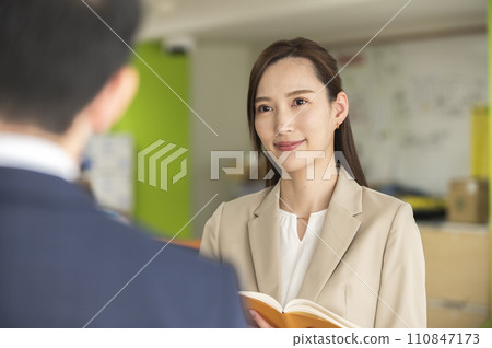 一個女人聽從老闆的指示 一個女人聽從老闆的指示 110847173