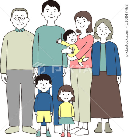 一個三代之家，帶著嬰兒和小孩，一前一後排成一排 110847468