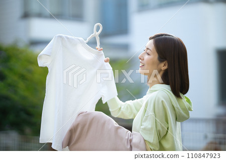 正在洗衣服的中年婦女 110847923