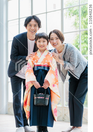 小學生與父母和穿著袴的女孩 110848236