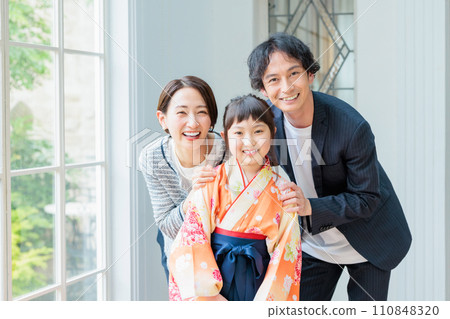 Elementary school student with parents and girl in hakama 110848320
