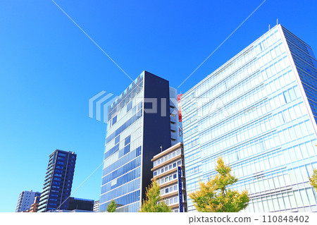 Scenery around Sakuradori, Nagoya City, Aichi Prefecture, lined with many skyscrapers 110848402