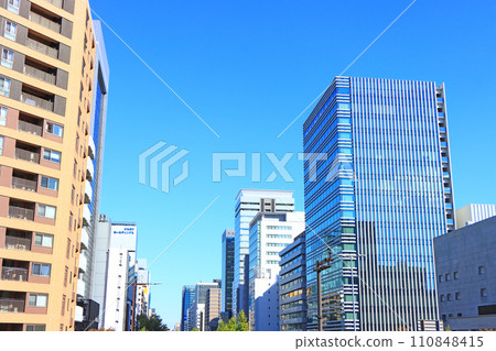 Scenery around Sakuradori, Nagoya City, Aichi Prefecture, lined with many skyscrapers 110848415
