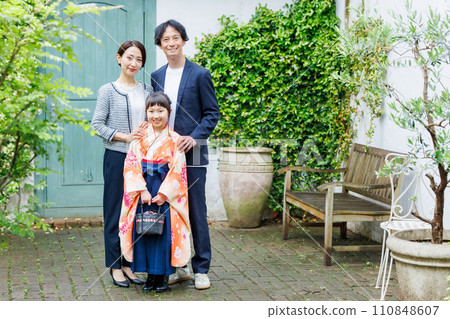 小學生與父母和穿著袴的女孩 110848607
