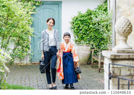Mom and girl in hakama, elementary school student Mom and girl in hakama, elementary school student 110848610