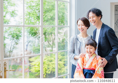 Elementary school student with parents and girl in hakama Elementary school student with parents and girl in hakama 110848611