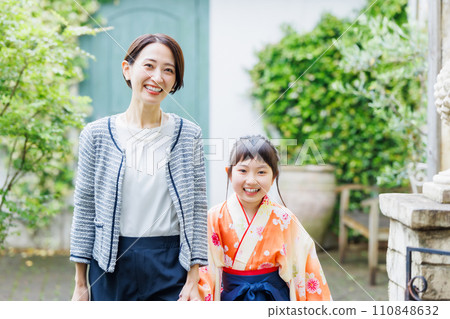 穿著袴的媽媽和女孩,小學生 穿著袴的媽媽和女孩,小學生 110848632