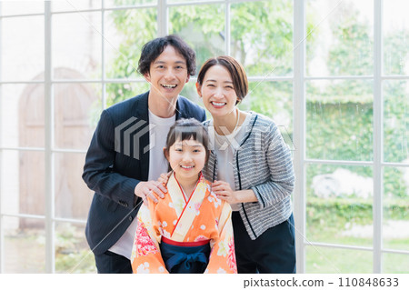 小學生與父母和穿著袴的女孩 110848633