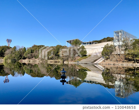 岡崎市美術館映襯在藍天的恩賜池中（岡崎中央公園（恩賜園）/愛知縣岡崎市） 110848658