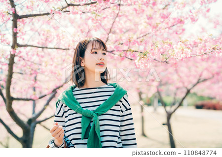 櫻花和一個年輕女子 110848774