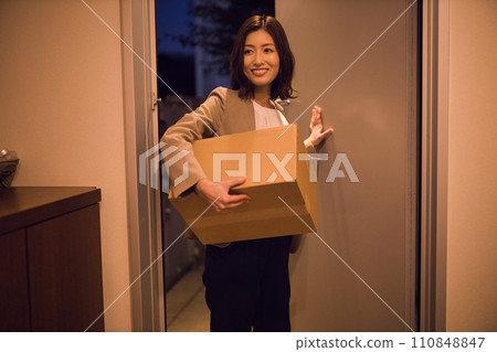 一個喜歡安排、夜間例行公事的女商人 110848847