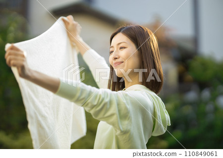 正在洗衣服的中年婦女 110849061