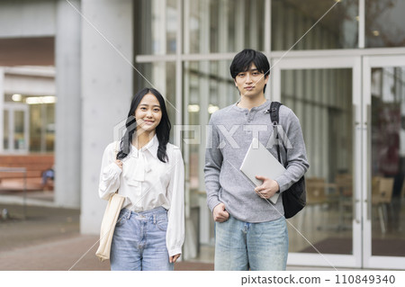 大學生形象：對著鏡頭微笑的青年男女攝影合作：有明教育藝術專門學校 110849340