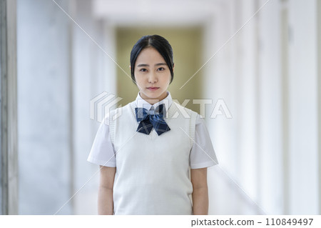 看著相機的女高中生攝影合作：有明教育藝術專門學校 110849497