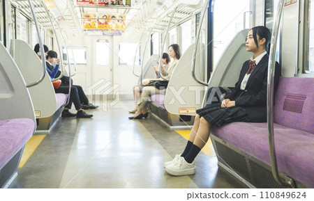 女高中生搭火車上學的照片 110849624