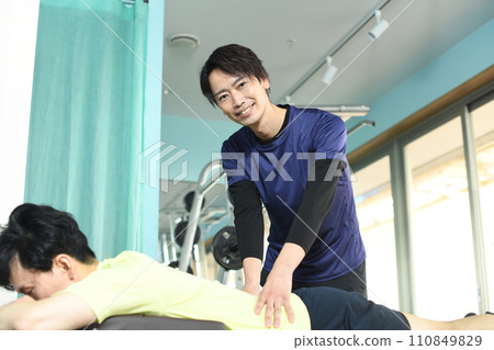 Young Asian male chiropractor doing sports chiropractic massage Young Asian male chiropractor doing sports chiropractic massage 110849829
