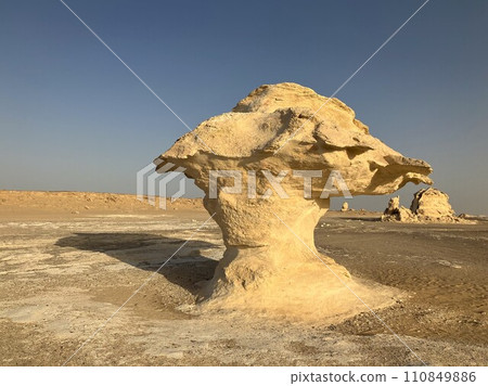 mysterious rocks in the sahara desert mysterious rocks in the sahara desert 110849886