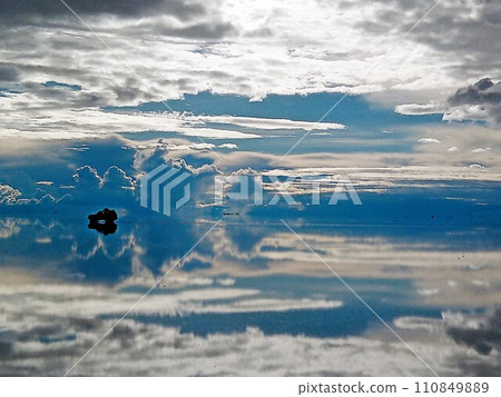 Scenery of Uyuni Salt Flat with two skies 110849889