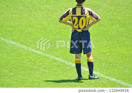 球員們站在場上 110849916