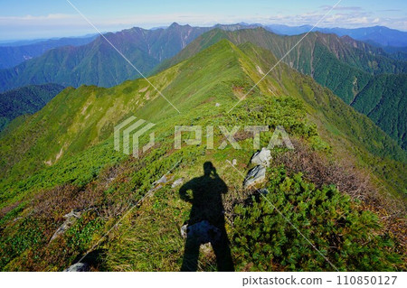 從佩特加里山頂眺望日高山脈的登山者的影子 110850127