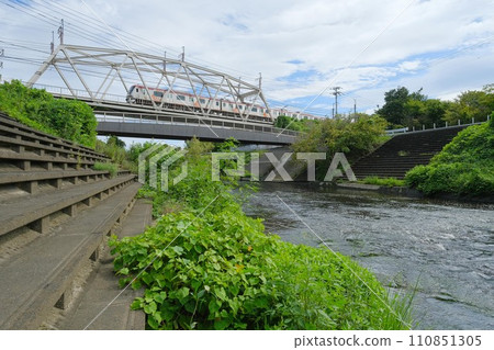 Oimachi Line vehicle crossing the Tsurumi River on the Denentoshi Line section 110851305