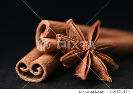 Cinnamon sticks and anise star close up Cinnamon sticks and anise star close up 110851354