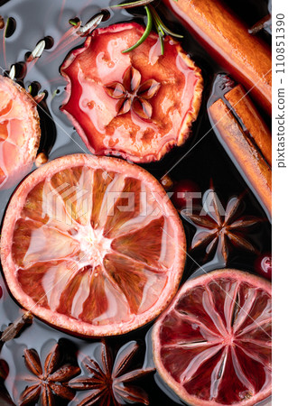 Mulled wine with slices of dry orange 110851390