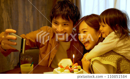 一家人自拍來紀念他們的生日 110851584
