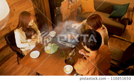 Three-generation family dining table/Gathering together over hot pot dishes (overhead view) Three-generation family dining table/Gathering together over hot pot dishes (overhead view) 110851650