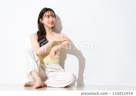 穿著運動服的年輕女子 110852454