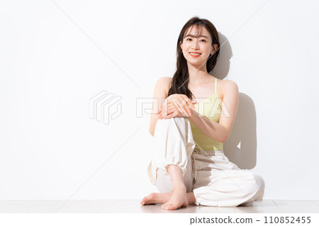 穿著運動服的年輕女子 110852455