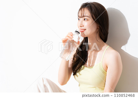 young woman in sportswear young woman in sportswear 110852468