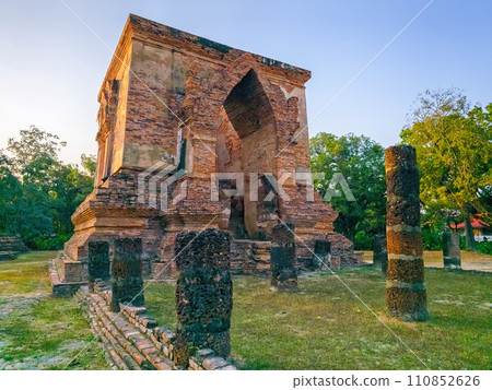 Wat Thraphang Thong Lang temple in Sukhothai, UNESCO World Heritage Site, Thailand 110852626
