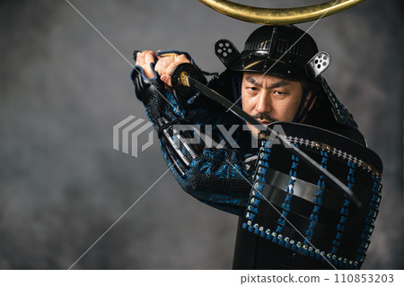 穿著盔甲的男子拍攝風景 110853203