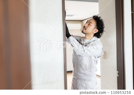 調整門鉸鏈的工匠 110853258