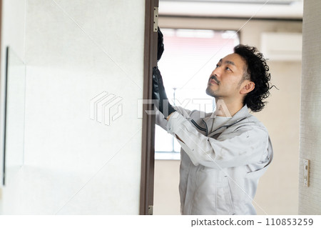 調整門鉸鏈的工匠 110853259