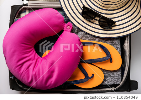 Open travel bag 110854049