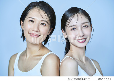 婦女們穿著無袖衣服排隊 婦女們穿著無袖衣服排隊 110854554