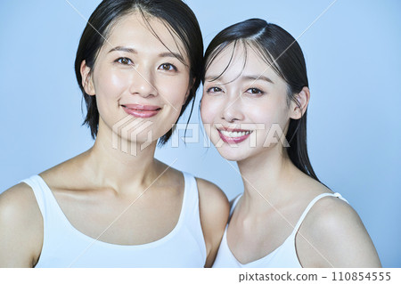 婦女們穿著無袖衣服排隊 110854555