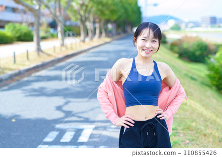 一位年輕女性透過運動、身體化妝、飲食、跑步服、運動胸罩展現自己苗條的身材和腹部 110855426