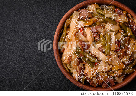 Delicious Asian dish udon with hot peppers, green beans, spices and herbs 110855578