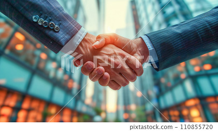 商人與後台辦公區握手 商人與後台辦公區握手 110855720