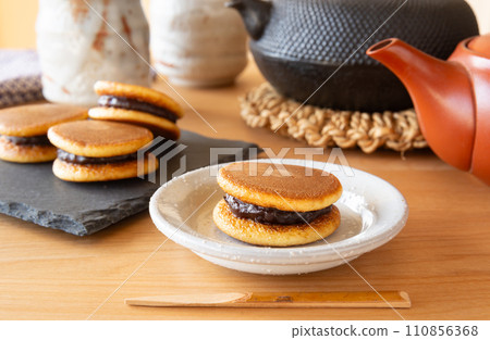 迷你銅鑼燒和茶具、日式點心、點心、點心、紅豆沙、點心、一口大小、粒狀安德拉燒、迷你尺寸 110856368