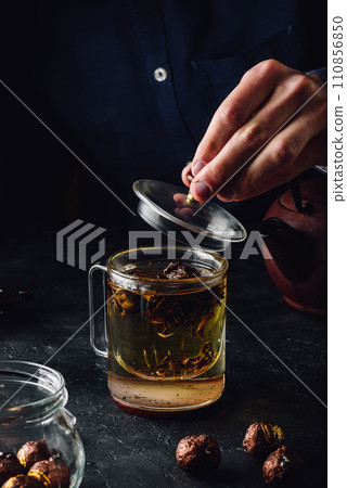 Steeping red tea in glass mug Steeping red tea in glass mug 110856850