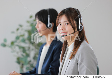 微笑的年輕操作員woman_1 微笑的年輕操作員woman_1 110857266