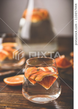 Detox water with blood oranges Detox water with blood oranges 110857444