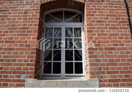 紅磚和白窗框 110858130