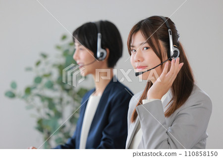 微笑的年輕操作員woman_2 110858150